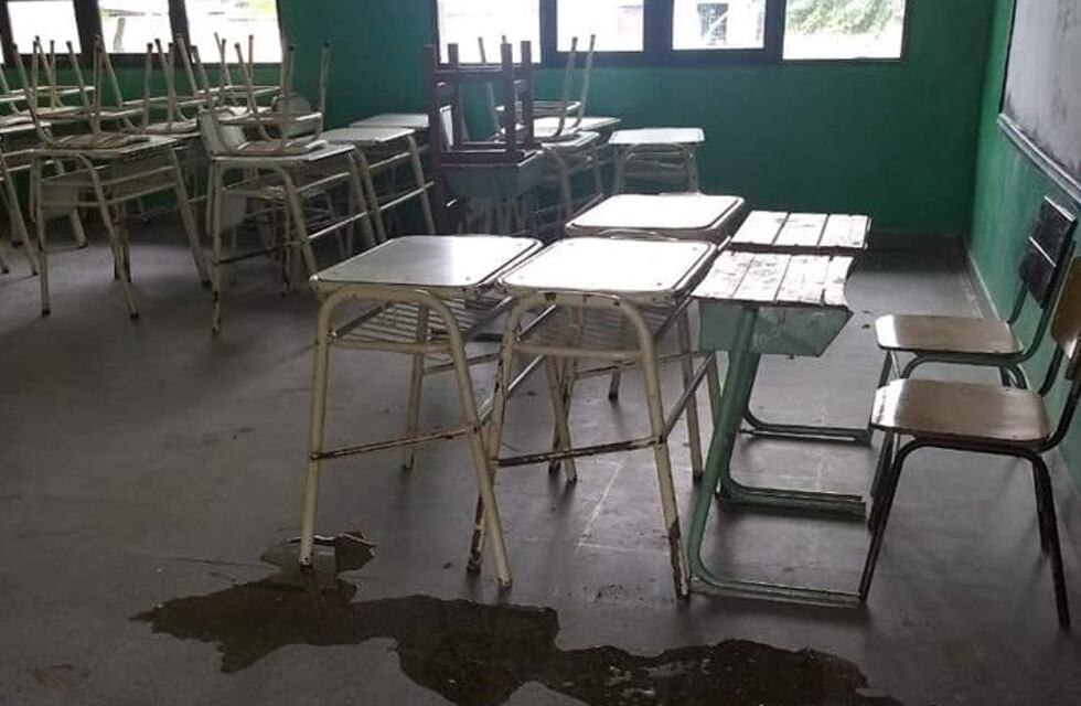Vándalos entraron a un colegio, lo orinaron, jugaron al fútbol y se drogaron