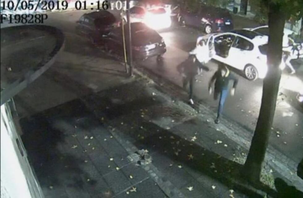 Robaron un auto en el que había un perro y lo tiraron a la calle