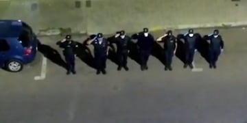 Policías bahienses hacen formación en la calle para entonar el himno