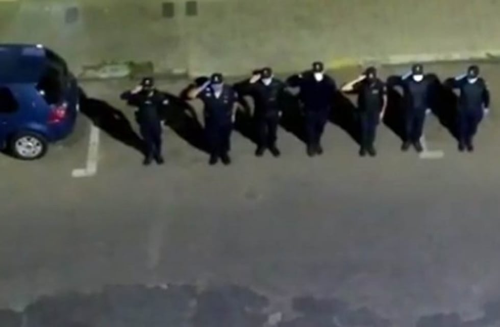 Bahía Blanca: tocó el himno desde el balcón y los policías lo cantaron en la calle