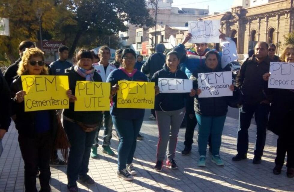 Los PEM volvieron a marchar y realizaron una protesta frente a Casa de Gobierno