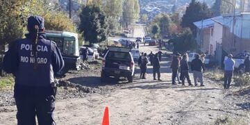 La policía trabajando en el lugar del hecho (Foto: Río Negro)
