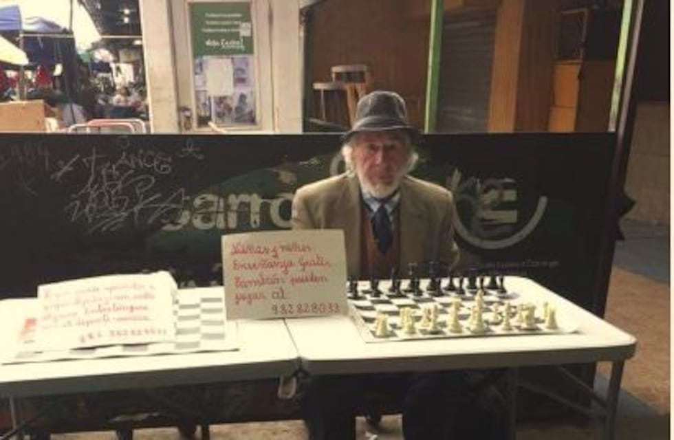 Es abuelo y enseña ajedrez gratis en la plaza