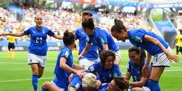 Italy's forward Cristiana Girelli celebrates with teammates after scoring her second goal during the France 2019 Women's World Cup Group C football match between Jamaica and Italy, on June 14, 2019, at the Auguste-Delaune Stadium in Reims, eastern France\u002E (Photo by FRANCK FIFE / AFP)