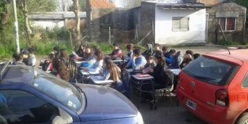Desbordó el pozo séptico y los alumnos de una escuela de Moreno tuvieron clases en la calle\u002E