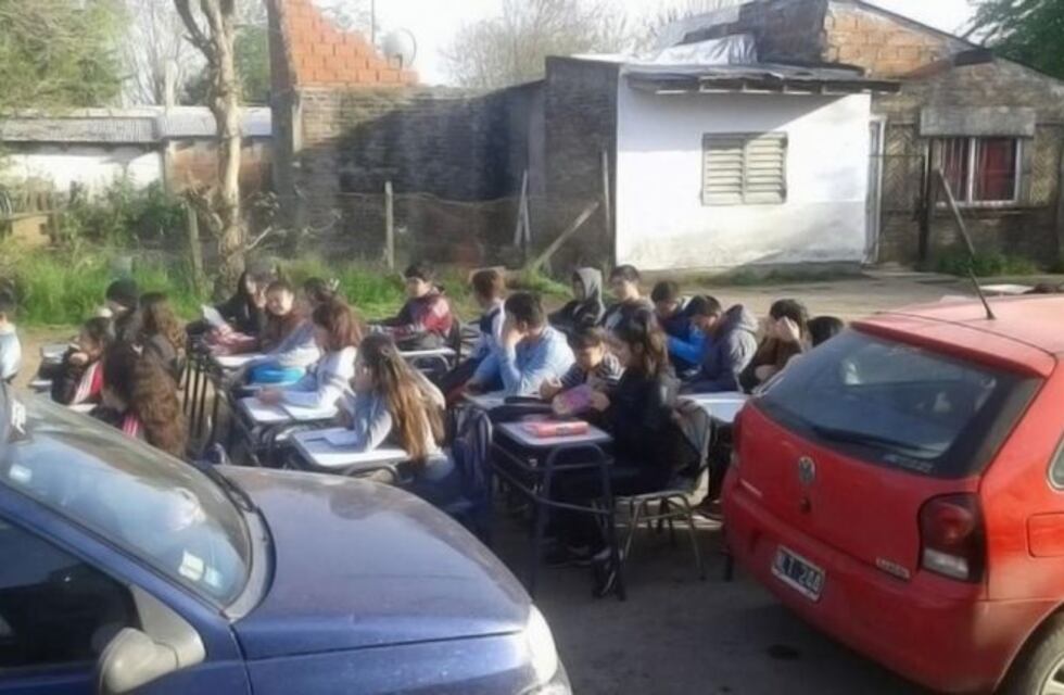 Alumnos de una escuela de Moreno tuvieron clases en la calle porque desbordó el pozo séptico
