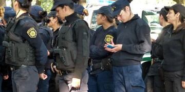 Policía jugando con el celular