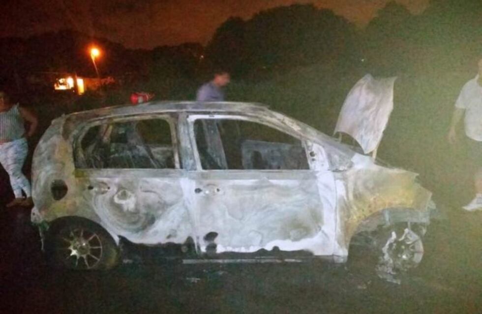 Falla mecánica provocó el incendio total de un auto en Villa Cabello