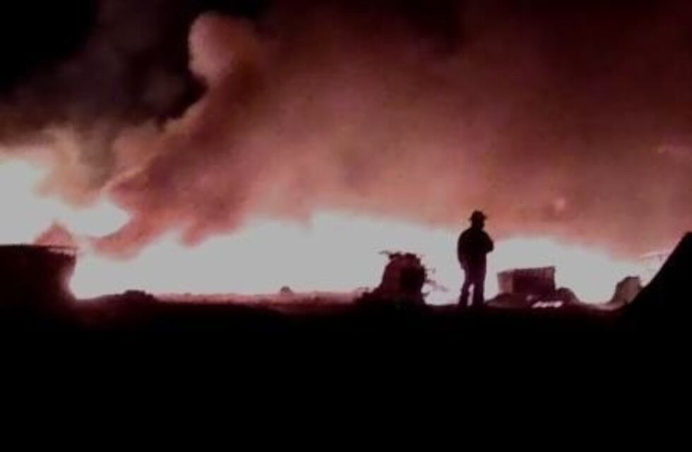Una recicladora de plástico se incendió, pero los bomberos puntanos lograron extinguirlo