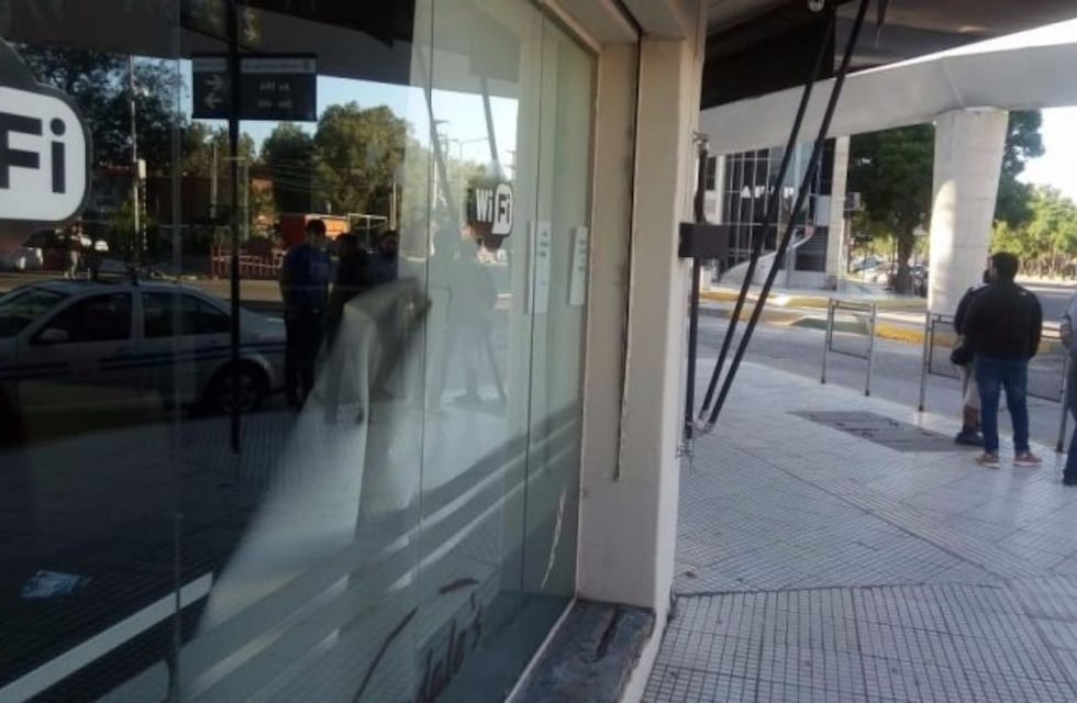 Empleados tomaron una panadería por que les deben el sueldo