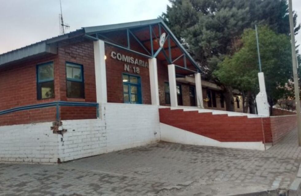 Por la muerte de un demorado, tiraron bombas molotov en la Comisaría 18