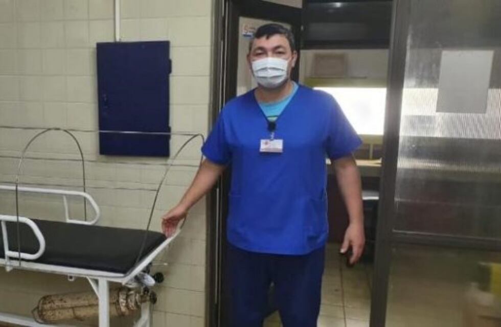 El jefe de camilleros de Eldorado fabricó un sistema de aislamiento para trasladar pacientes con Covid-19