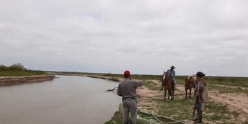 La policía realiza la búsqueda del puestero pero solo encontraron sus pertenencias