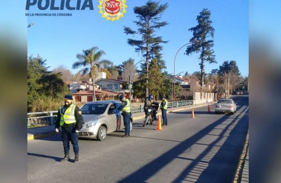Diversos controles policiales en puentes y barrios de Villa Carlos Paz