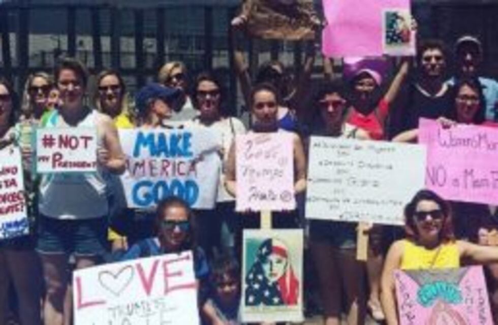 Cerca de 200 personas se manifestaron contra Trump frente a la embajada de Estados Unidos en Buenos Aires