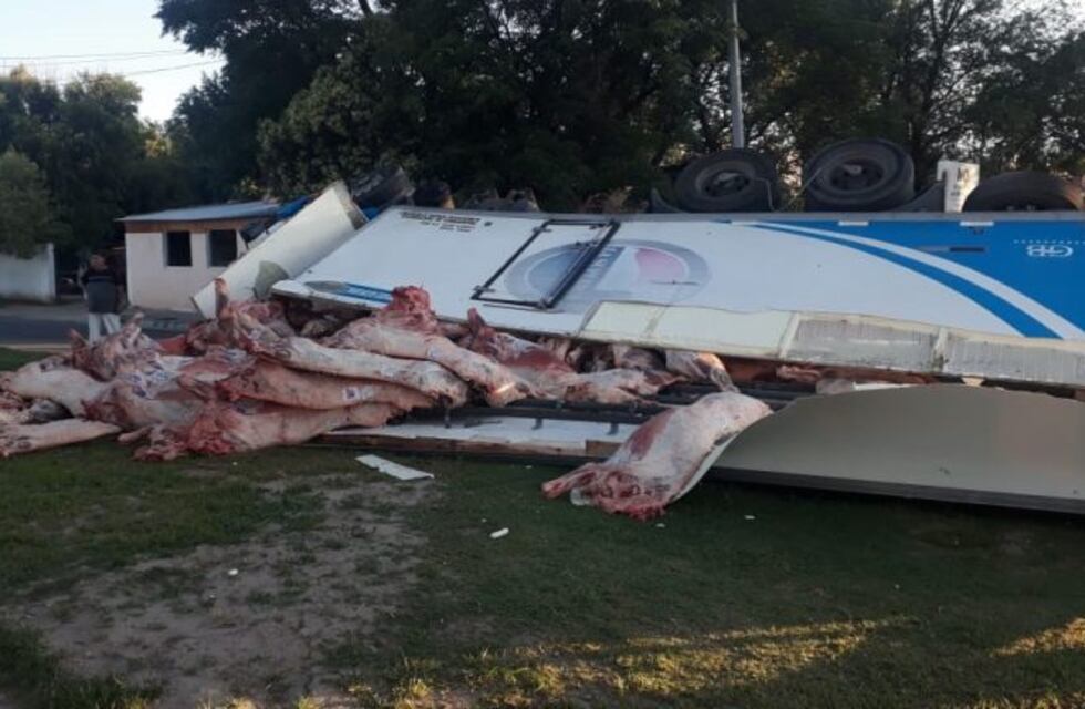 Volcó un camión repleto de carne de un frigorífico y la mercadería se esparció en la calle