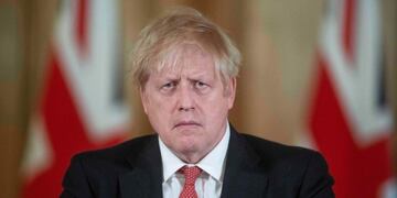 London (United Kingdom), 20/03/2020\u002E- (FILE) British Prime Minister Boris Johnson speaks at a coronavirus news conference inside number 10 Downing Street in London, Britain, 20 March 2020 (re-issued 05 April 2020)\u002E According to reports on 05 April 2020, British Prime Minister Boris Johnson was admitted to hospital ten days after being tested positive for coronavirus Covid-19\u002E (Reino Unido, Londres) EFE/EPA/JULIAN SIMMONDS / POOL