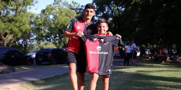 Jugadores de Newell's salieron a las calles a regalar las nuevas camisetas\u002E (Prensa NOB)