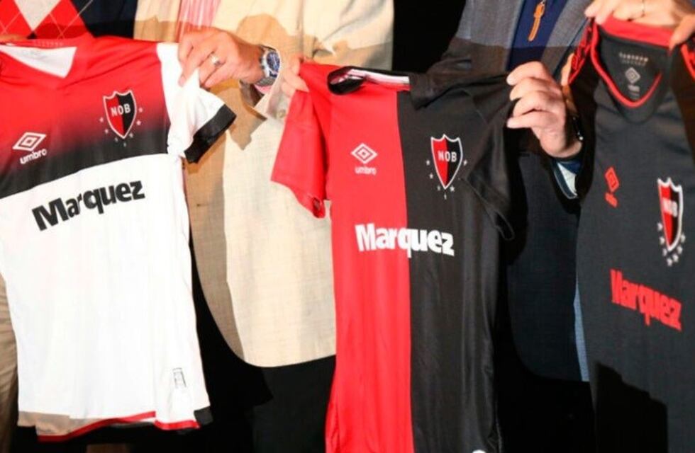 Un fanático de Newell's exhibió su impresionante colección de más de 150 camisetas