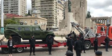 El acto se llevó a cabo frente al Monumento a la Bandera\u002E (@carolabayru)