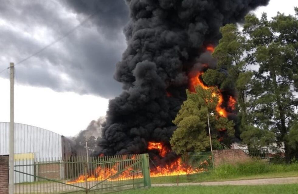 Explosión e incendio en un depósito de Recreo dejó un muerto y tres heridos