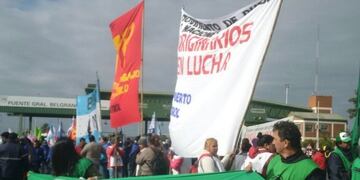 Caos de tránsito por un corte en el puente Belgrano
