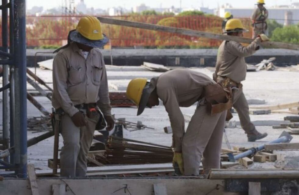 La actividad industrial y la construcción volvieron a caer en agosto