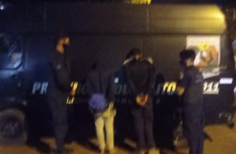 Dos jóvenes fueron detenidos por intentar robarle el teléfono a una mujer