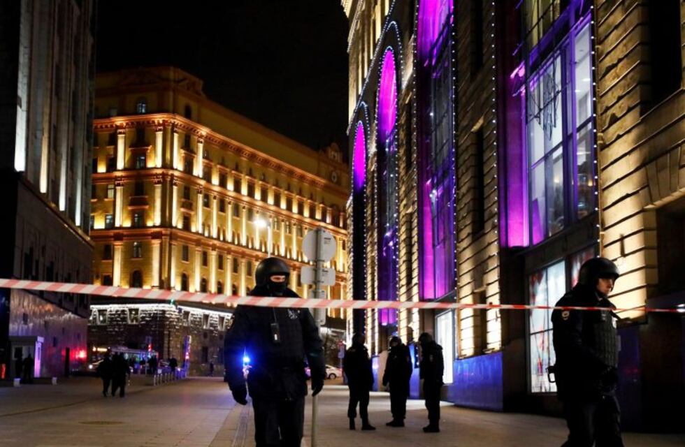 Al menos tres muertos en un tiroteo cerca de las oficinas del servicio secreto de Rusia