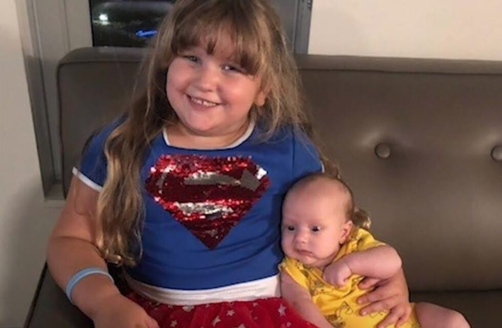 Estados Unidos: una nena de 4 años le donó médula ósea a su hermanito recién nacido y le salvó la vida
