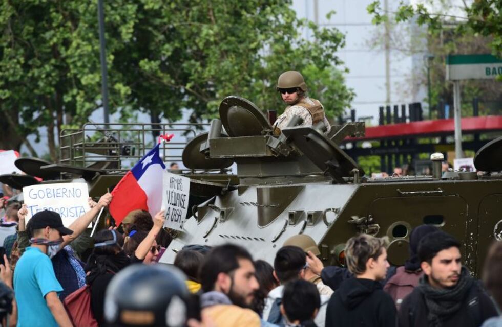 Nuevos enfrentamientos en Santiago de Chile desafiaron el estado de emergencia