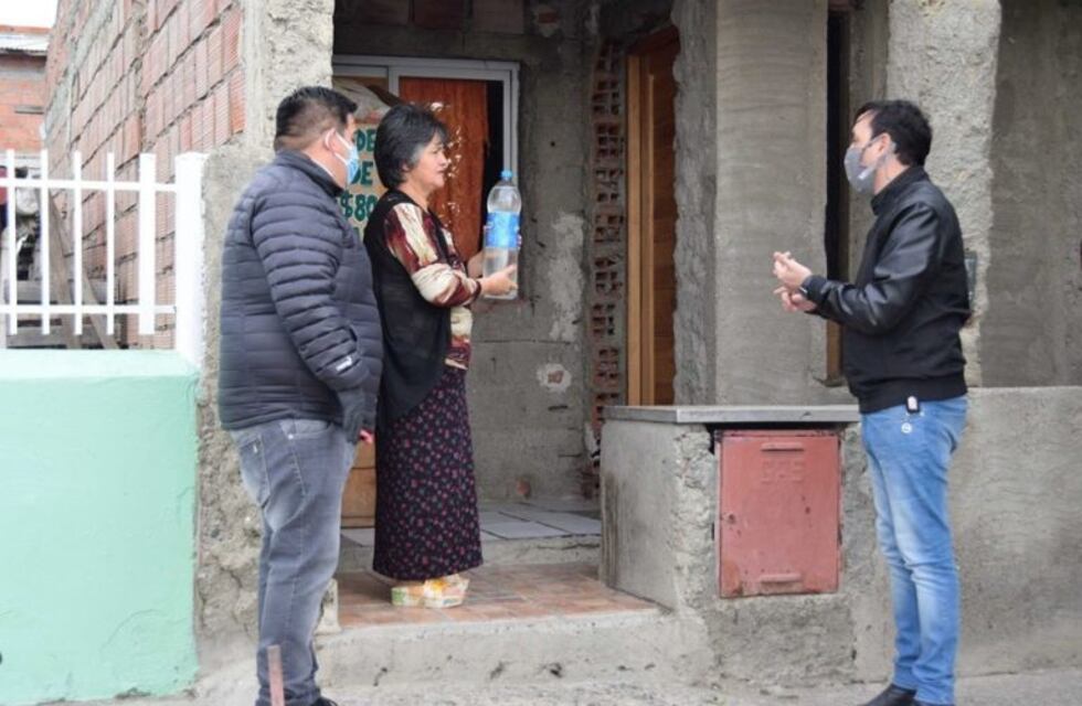 Entregan desinfectante casa por casa