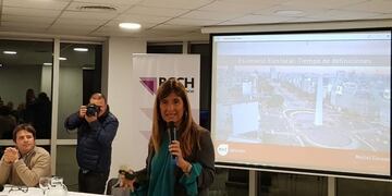 La hiper polarización y los escenarios posibles, analizados en la Bolsa de Comercio