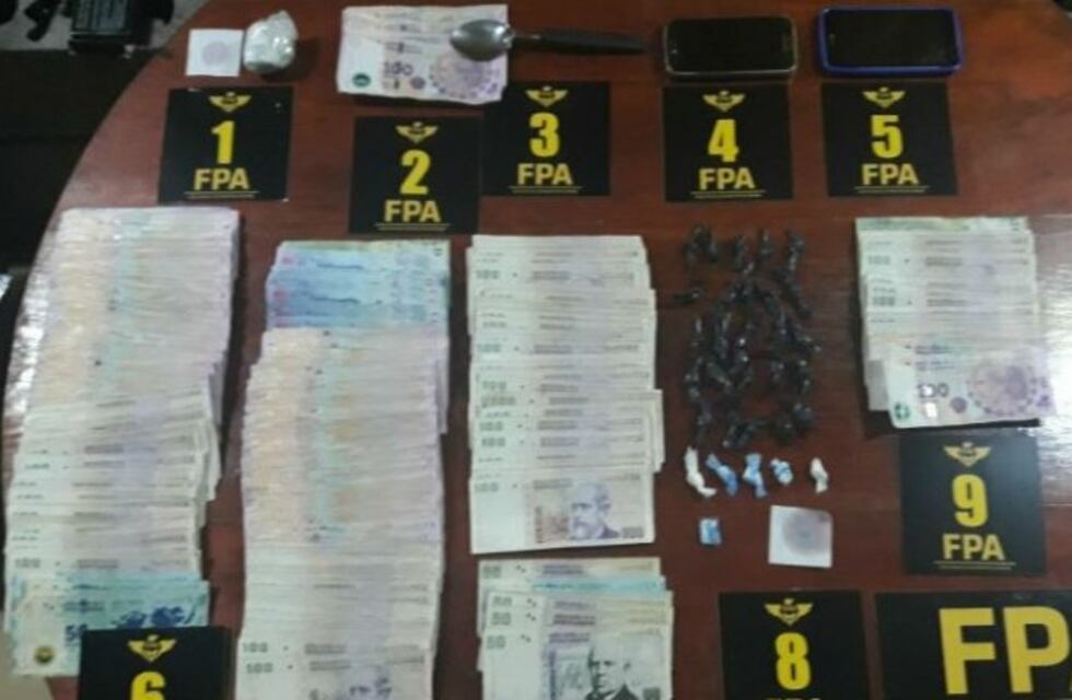 Detienen a dos jóvenes en Las Varillas por venta de drogas