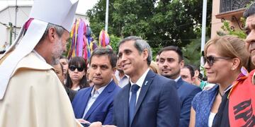 El intendente recibió las llaves de la ciudad, este 3 de enero, en el marco del día de los Promesantes, donde se llevó a cabo la solemne despedida de las imágenes de San Nicolás y el Niño Alcalde, culminando de esta manera las celebraciones de la fiesta religiosa que congregó a miles de riojanos durante 4 días de profunda fe y reflexión\u002E