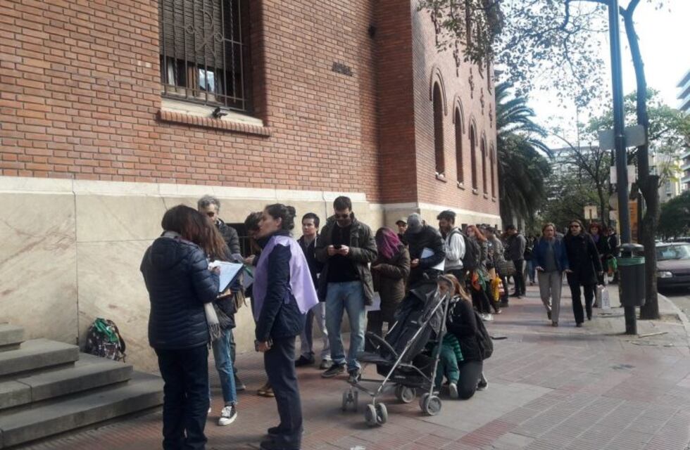 Larga fila en el Arzobispado de Córdoba para el trámite de apostasía