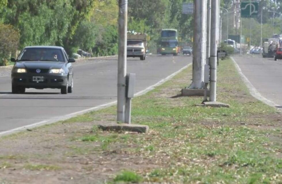 Se perdió, se detuvo a pedir ayuda y le robaron el auto