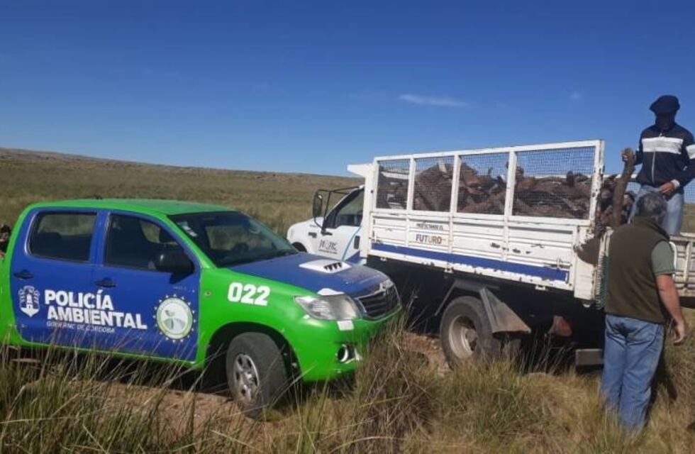 Entrega de leña en la escuela Ceferino Namuncura