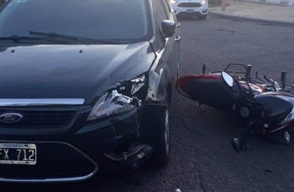 Bahía Blanca: chocó su moto contra un auto y fue internada