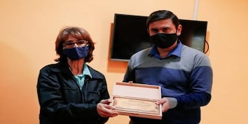 Martínez entregó una placa a la familia pionera\u002E