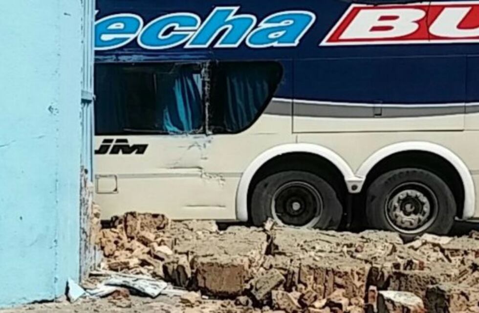 El colectivo de Unión chocó en el ingreso al estadio de Belgrano