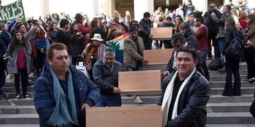 Qom restituídos
