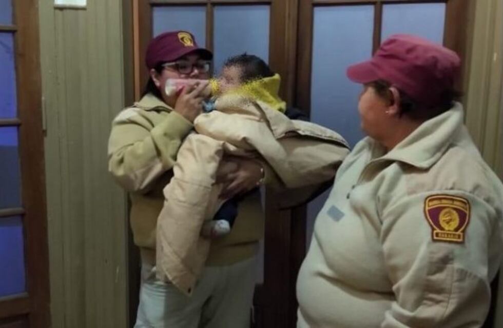 Rescataron a beba de cinco meses que vivía en una carpa precaria al lado del río