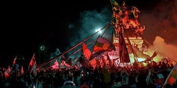 Manifestantes celebran en la Plaza Italia mientras esperan los resultados finales del referendum (MARTIN BERNETTI / AFP)