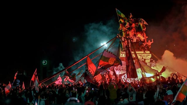 Manifestantes celebran en la Plaza Italia mientras esperan los resultados finales del referendum (MARTIN BERNETTI / AFP)
