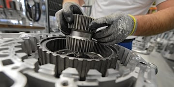 FILED - 29 November 2012, Baden-Wuerttemberg: A worker assembles a gearbox in a factory\u002E Germany's machine manufacturing companies took another hit in August, with orders falling by 17 per cent compared to the same month last year, the Mechanical Engineering Industry Association (VDMA) said on Friday\u002E Photo: Felix Kästle/dpa