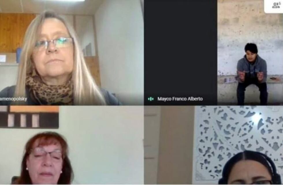 Un joven catamarqueño rindió un examen desde una parada de colectivo y se volvió viral