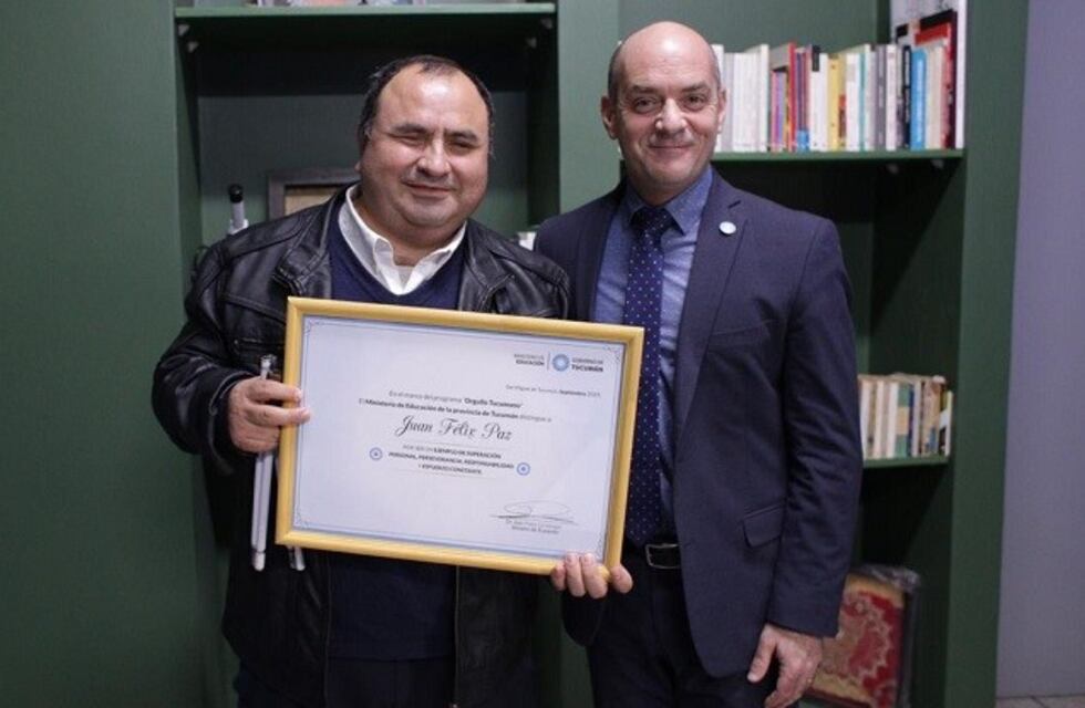 Distinguieron al primer docente ciego que llegó al cargo de director de una Escuela Especial