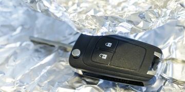 Por qué recomiendan envolver las llaves en papel aluminio