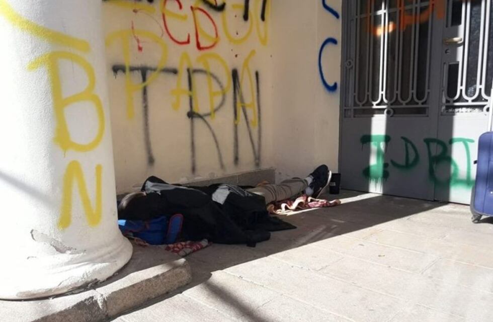 Hace un mes que vive en la calle y pide ayuda para volver a su hogar